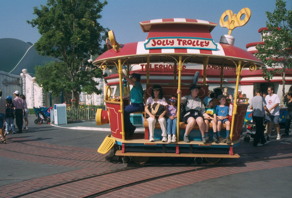 20010609_Jolly_Trolley_Disneyland_Los_Angeles_034_31A